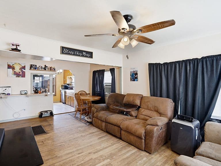 406 8th St photo 4