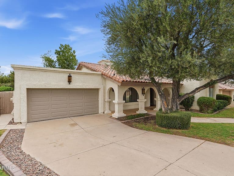 1204 E COMMODORE Place photo 2