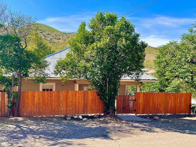 318 VAN DYKE Street photo 1