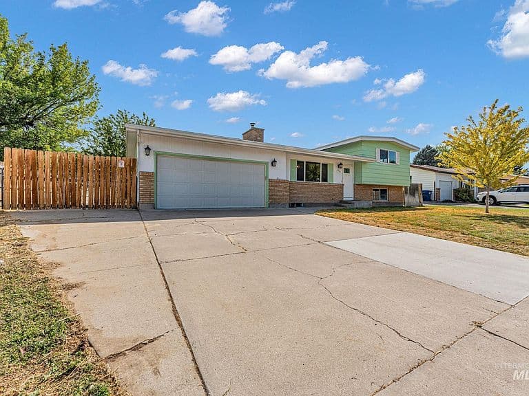 1520 Princeton Dr photo 2