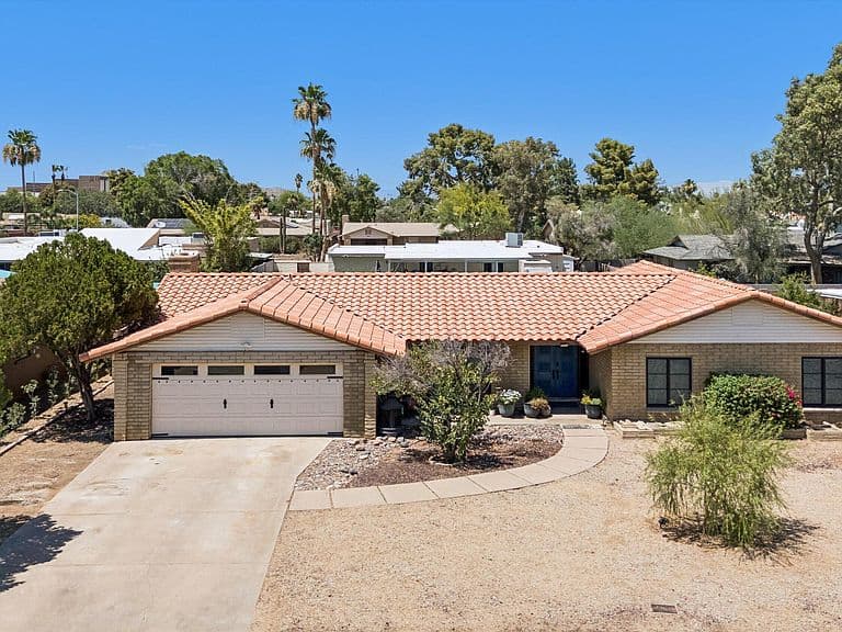 2914 E BERYL Avenue photo 1