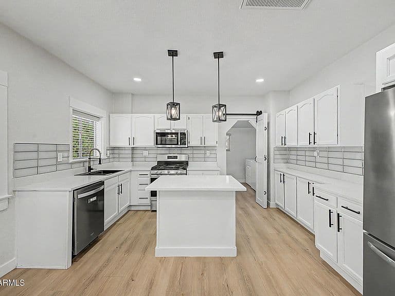 2037 N MITCHELL Street photo 2