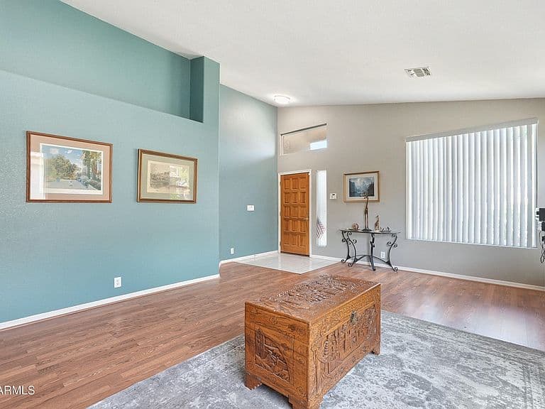 1519 E MICHELLE Drive photo 4
