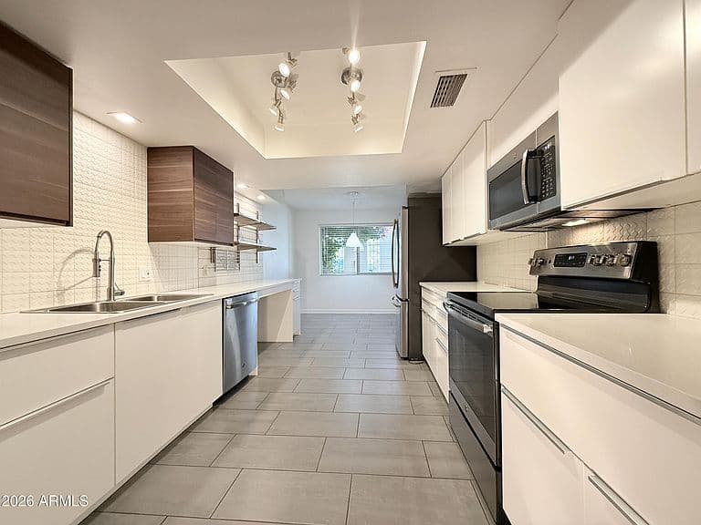 312 W LAGUNA Drive photo 3
