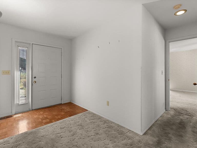 904 Simons Dr photo 3