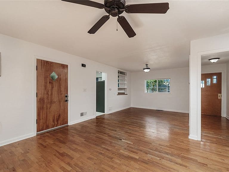 1530 Lewis Ave photo 3
