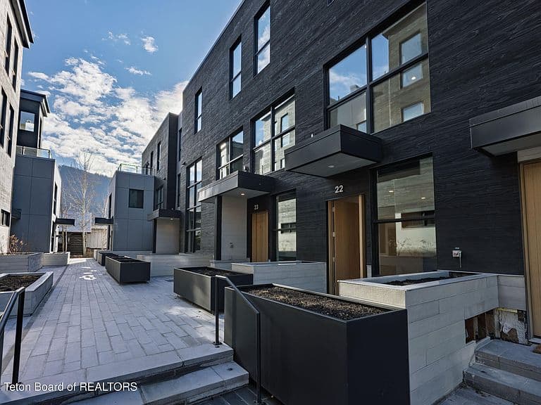 165 N Glenwood St #22 photo 3