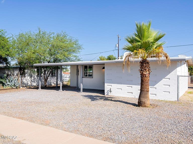 4257 E Valentine St photo 2