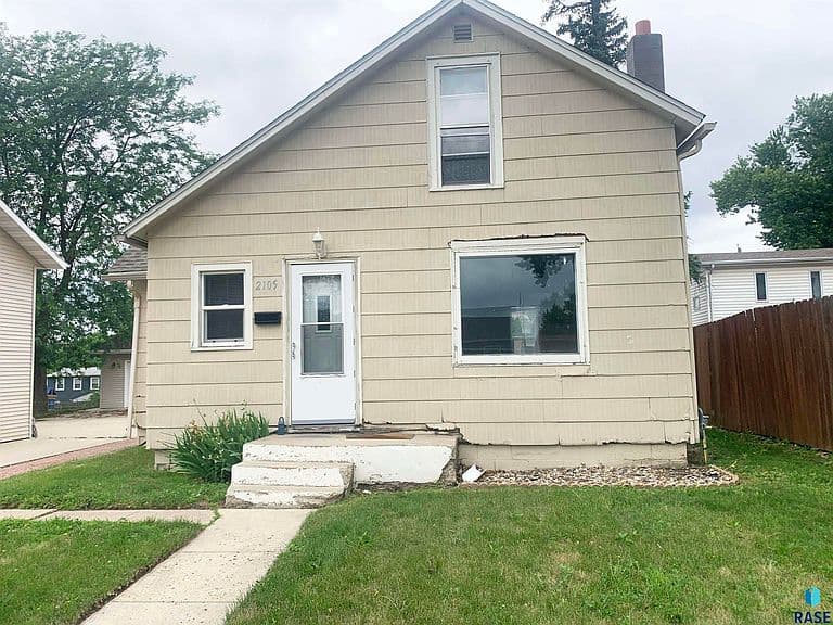 2105 S Duluth Ave photo 1