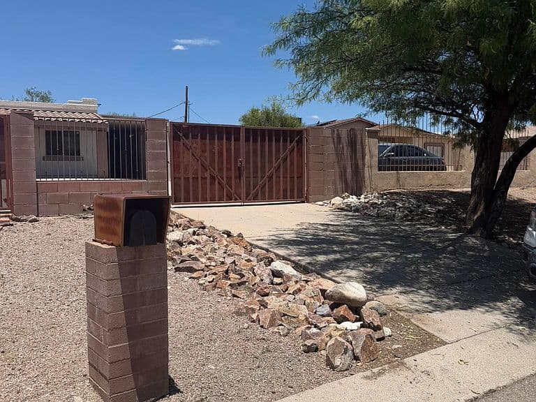 1838 W Calle Del Arroyito photo 2
