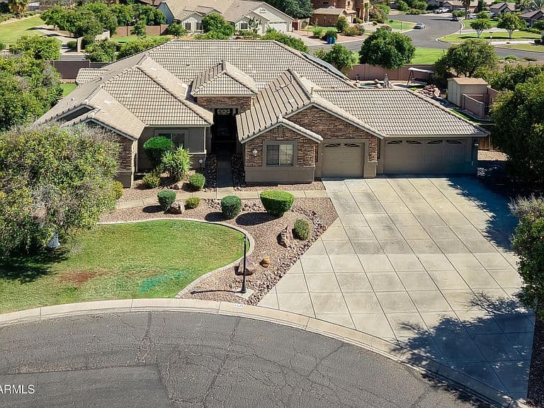 4335 E FOX Circle photo 1