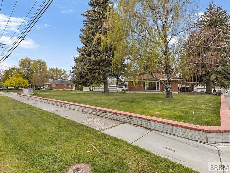 795 Saturn Ave photo 2