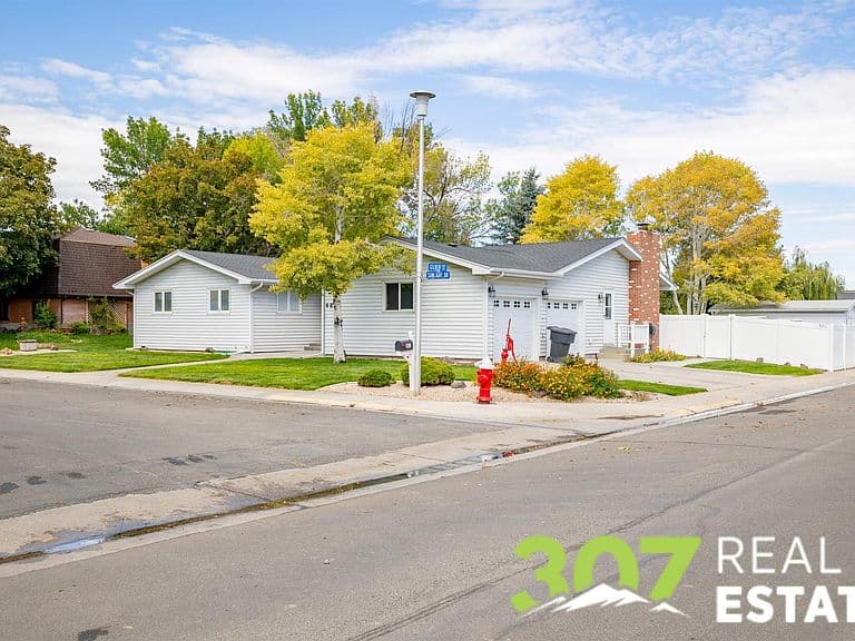 481 Sunlight Dr photo 3