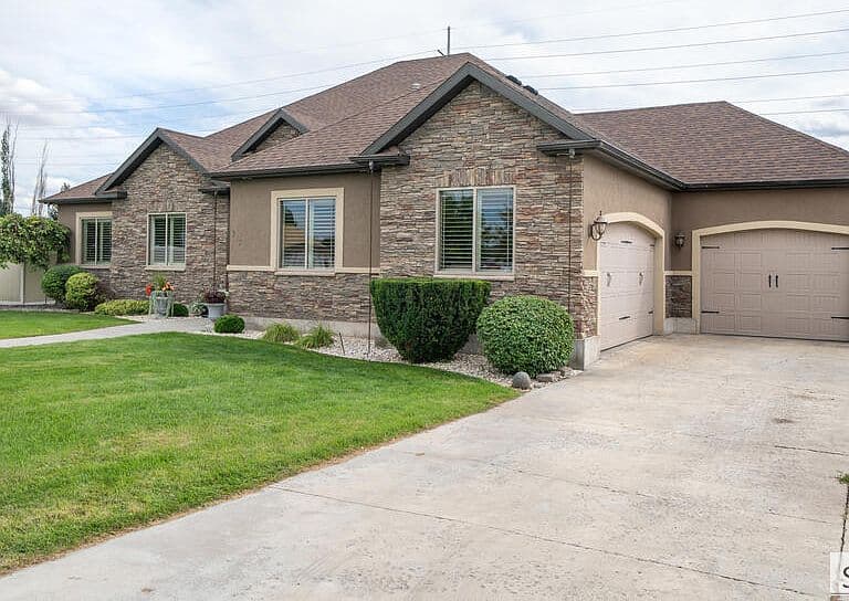 3430 E Greenwillow Ln photo 2