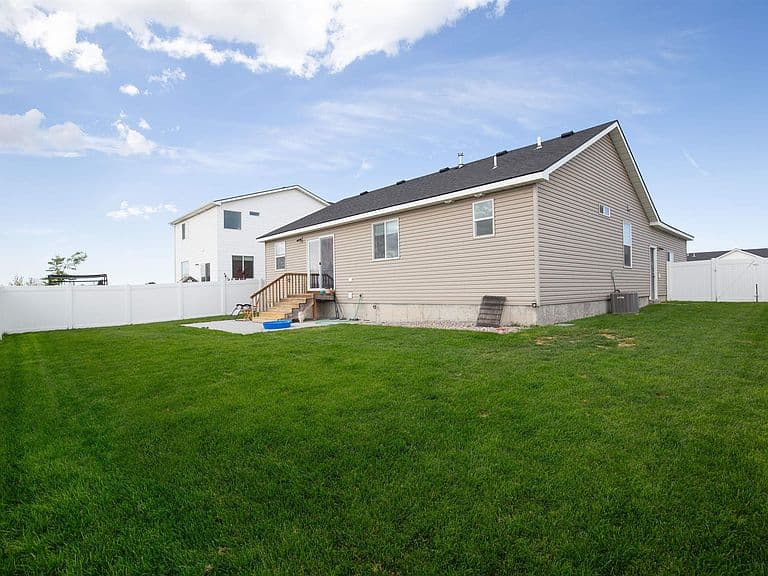 1687 Petersburg Dr photo 2
