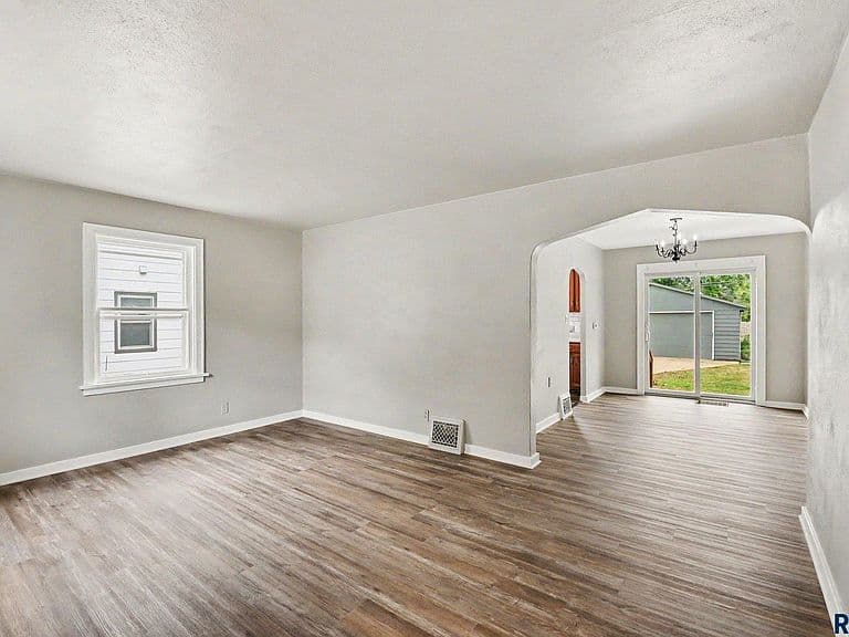 2027 S Euclid Ave photo 3