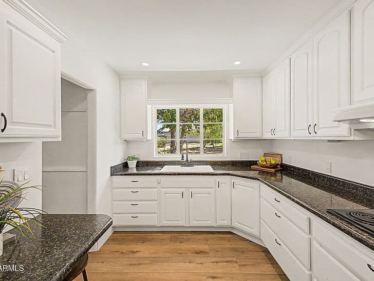 111 E BONITA Way photo 3