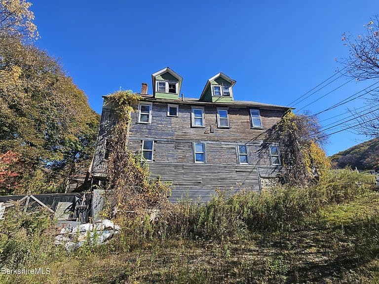 301 W Main St photo 4
