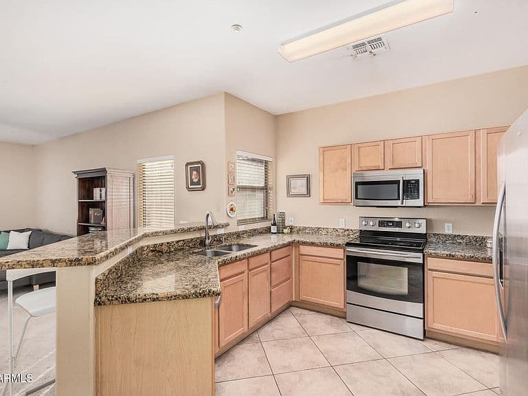 805 S SYCAMORE Street #203 photo 2